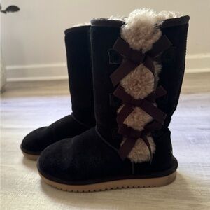 Koolaburra Black and Tan Winter Boots with Decorative Bows